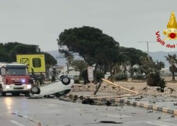 Lungo il viale Poetto un’auto condotta da un 19enne ha travolto un palo semaforico, finendo la sua corsa ribaltandosi. Il giovane è stato ricoverato in codice rosso