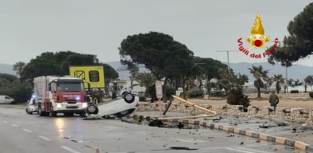 Lungo il viale Poetto un’auto condotta da un 19enne ha travolto un palo semaforico, finendo la sua corsa ribaltandosi. Il giovane è stato ricoverato in codice rosso