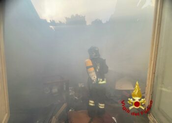 Olbia: incendio all’interno di un alloggio abbandonato, sul posto i vigili del fuoco