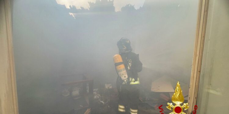 Olbia: incendio all’interno di un alloggio abbandonato, sul posto i vigili del fuoco