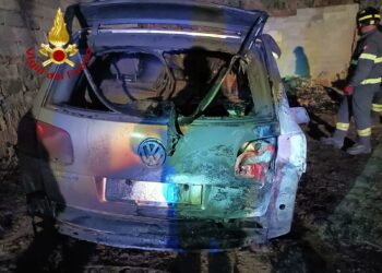 Nuoro: a fuoco un’auto in via Toddotana, ingenti i danni