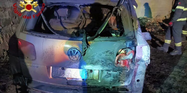 Nuoro: a fuoco un’auto in via Toddotana, ingenti i danni