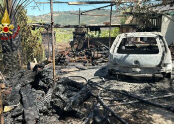 Bosa: incendio di un’auto all’interno di una proprietà privata