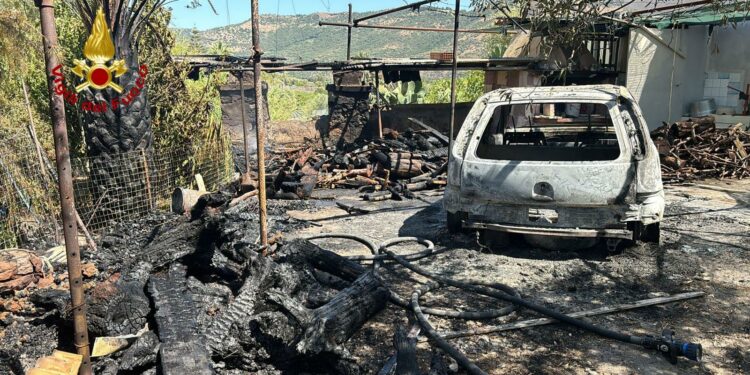 Bosa: incendio di un’auto all’interno di una proprietà privata
