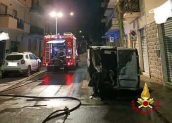 Alghero: furgone a fuoco in via Sassari, sul posto i vigili del fuoco