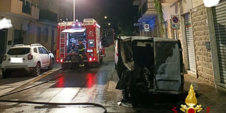 Alghero: furgone a fuoco in via Sassari, sul posto i vigili del fuoco