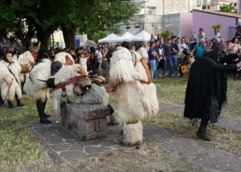 “Chenamos in carrela” a Villanova Monteleone: grande successo per le maschere del carnevale sardo