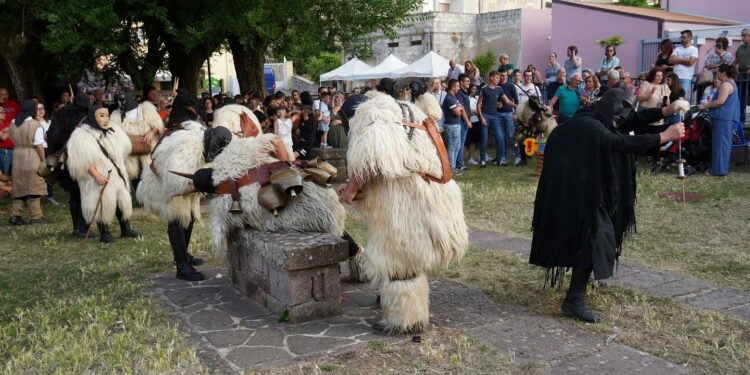 “Chenamos in carrela” a Villanova Monteleone: grande successo per le maschere del carnevale sardo