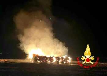 Oschiri: a fuoco un centinaio di balloni di fieno a “Su Campu”