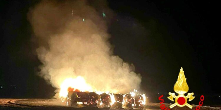 Oschiri: a fuoco un centinaio di balloni di fieno a “Su Campu”