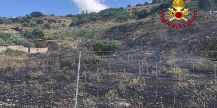 Nuoro: un incendio lambisce le abitazioni di “Borghetto”, sul posto i vigili del fuoco e il Corpo forestale