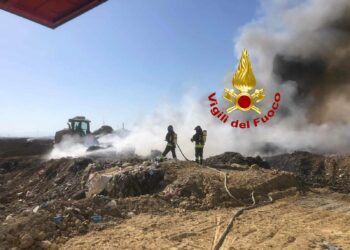 Sassari: incendio all’interno della discarica di Scala Erre