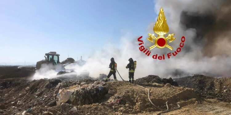 Sassari: incendio all’interno della discarica di Scala Erre