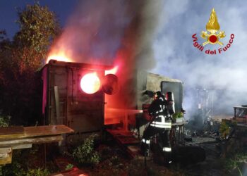 Tanaunella: a fuoco un’auto e un container