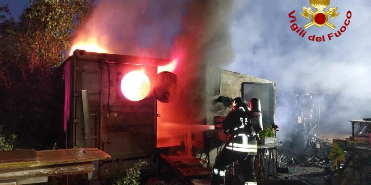 Tanaunella: a fuoco un’auto e un container