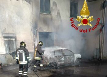Tula: a fuoco un’auto in via Angioy, sul posto i vigili del fuoco