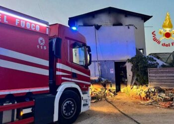 Capoterra: a fuoco un’abitazione, sul posto i vigili del fuoco