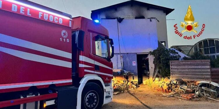 Capoterra: a fuoco un’abitazione, sul posto i vigili del fuoco