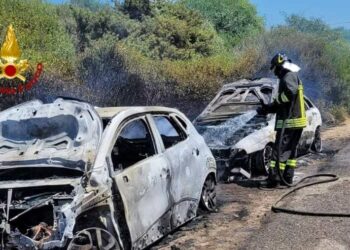 Trinità d’Agultu e Vignola: auto a fuoco nei pressi di La Marinedda