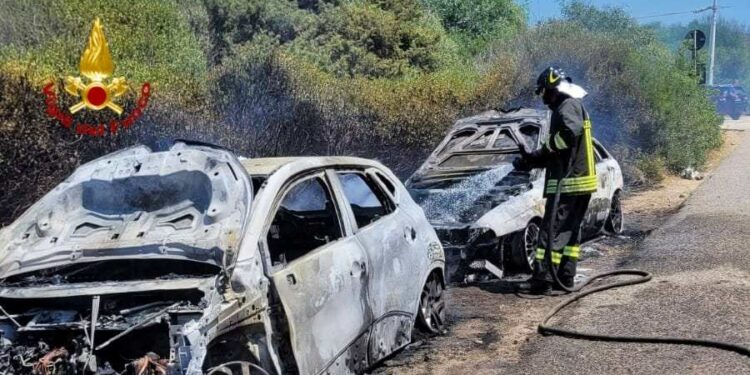 Trinità d’Agultu e Vignola: auto a fuoco nei pressi di La Marinedda