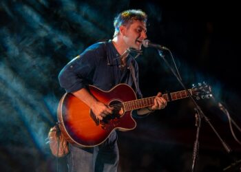 Una coppia di Novara in vacanza nell’Isola: sono i primi visitatori della Fiera dell’Artigianato artistico della Sardegna, inaugurata ieri a Mogoro