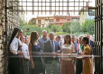 Una coppia di Novara in vacanza nell’Isola: sono i primi visitatori della Fiera dell’Artigianato artistico della Sardegna, inaugurata ieri a Mogoro