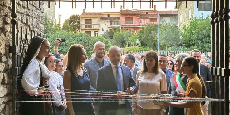 Una coppia di Novara in vacanza nell’Isola: sono i primi visitatori della Fiera dell’Artigianato artistico della Sardegna, inaugurata ieri a Mogoro