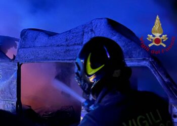 Decimomannu: a fuoco un furgone, sul posto i vigili del fuoco