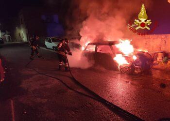 Torpè: a fuoco due auto, sul posto i vigili del fuoco