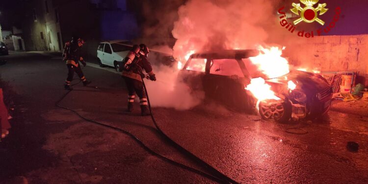 Torpè: a fuoco due auto, sul posto i vigili del fuoco