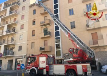 Alghero: cadono calcinacci da uno stabile in via Giovanni XXIII, sul posto i vigili del fuoco