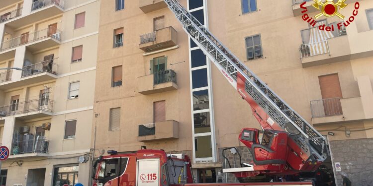 Alghero: cadono calcinacci da uno stabile in via Giovanni XXIII, sul posto i vigili del fuoco