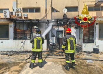 Olbia: a fuoco una veranda di un locale in disuso, sul posto i vigili del fuoco