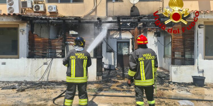 Olbia: a fuoco una veranda di un locale in disuso, sul posto i vigili del fuoco