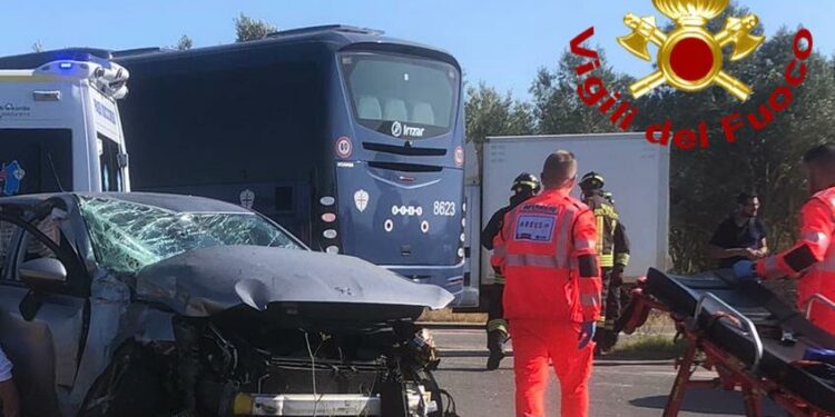 Bancali: incidente stradale tra un’utilitaria e un pullman, tra i feriti c’è anche un minore