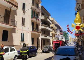 Alghero: principio d’incendio in un appartamento di via Sassari, sul posto i vigili del fuoco