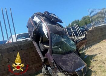 Thiesi: auto contro il muro di una concessionaria, sul posto i vigili del fuoco