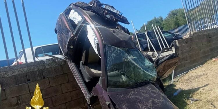 Thiesi: auto contro il muro di una concessionaria, sul posto i vigili del fuoco