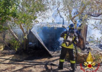 Sassari: a fuoco un deposito di attrezzi agricoli, sul posto i vigili del fuoco