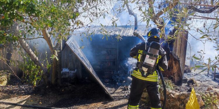 Sassari: a fuoco un deposito di attrezzi agricoli, sul posto i vigili del fuoco