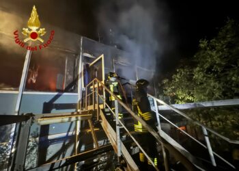 Ottana: incendio in una palazzina in disuso all’interno dell’impianto ex “EniChem”