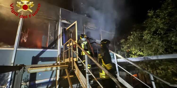 Ottana: incendio in una palazzina in disuso all’interno dell’impianto ex “EniChem”