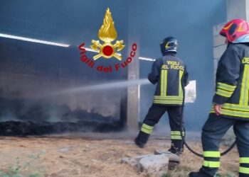 Villanova Monteleone: a fuoco un fienile, sul posto i vigili del fuoco