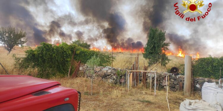 Ottana: incendio tra la zona industriale e il paese