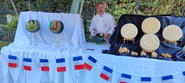 Santa Maria Coghinas: Adriano Cossu e l’arte dell’intaglio arrivano nell’ambasciata francese