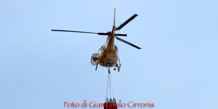 Giornata di fuoco oggi in Sardegna, 21 gli incendi segnalati, 8 hanno richiesto anche l’intervento dei mezzi aerei