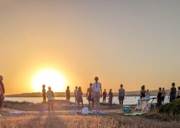 A Putzu Idu Assemblea Natzionale Sarda ha organizzato la prima lezione di yoga in limba