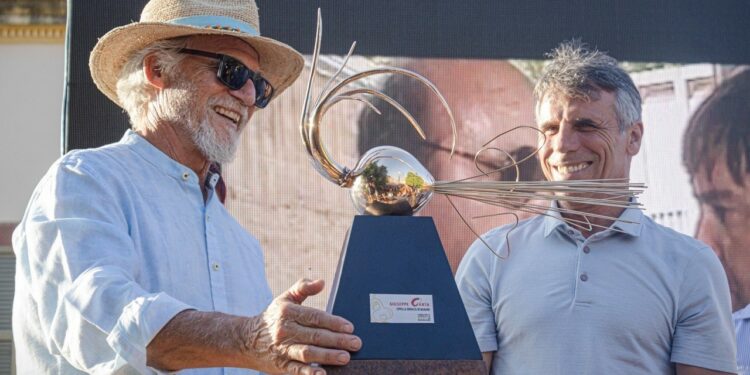 Gianfranco Zola ha ricevuto un prestigioso riconoscimento alla “Cipolla dorata” di Banari