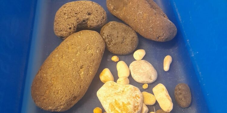 Pietre prelevate dalle spiagge di Orosei, nei guai una famiglia di turisti svizzeri