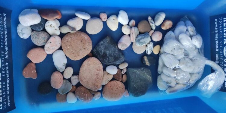 In possesso di pietre prelevate dalla spiaggia di Bari Sardo, nei guai una famiglia di turisti